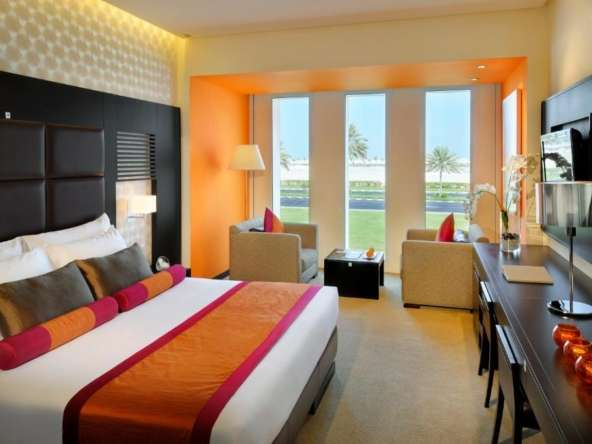 Spacious bedroom with natural lighting – Short-Term Rentals Dubai